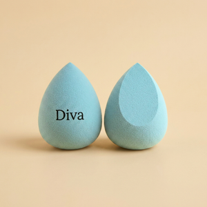 Tyrkysový beauty blender se zkosením nahoře s gravírovaným nápisem Diva