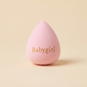 Světle růžový beauty blender s vlastním gravírováním na míru Babygirl