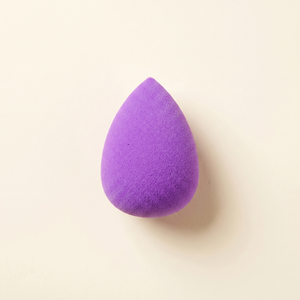 Fialový beauty blender kapkovitého tvaru