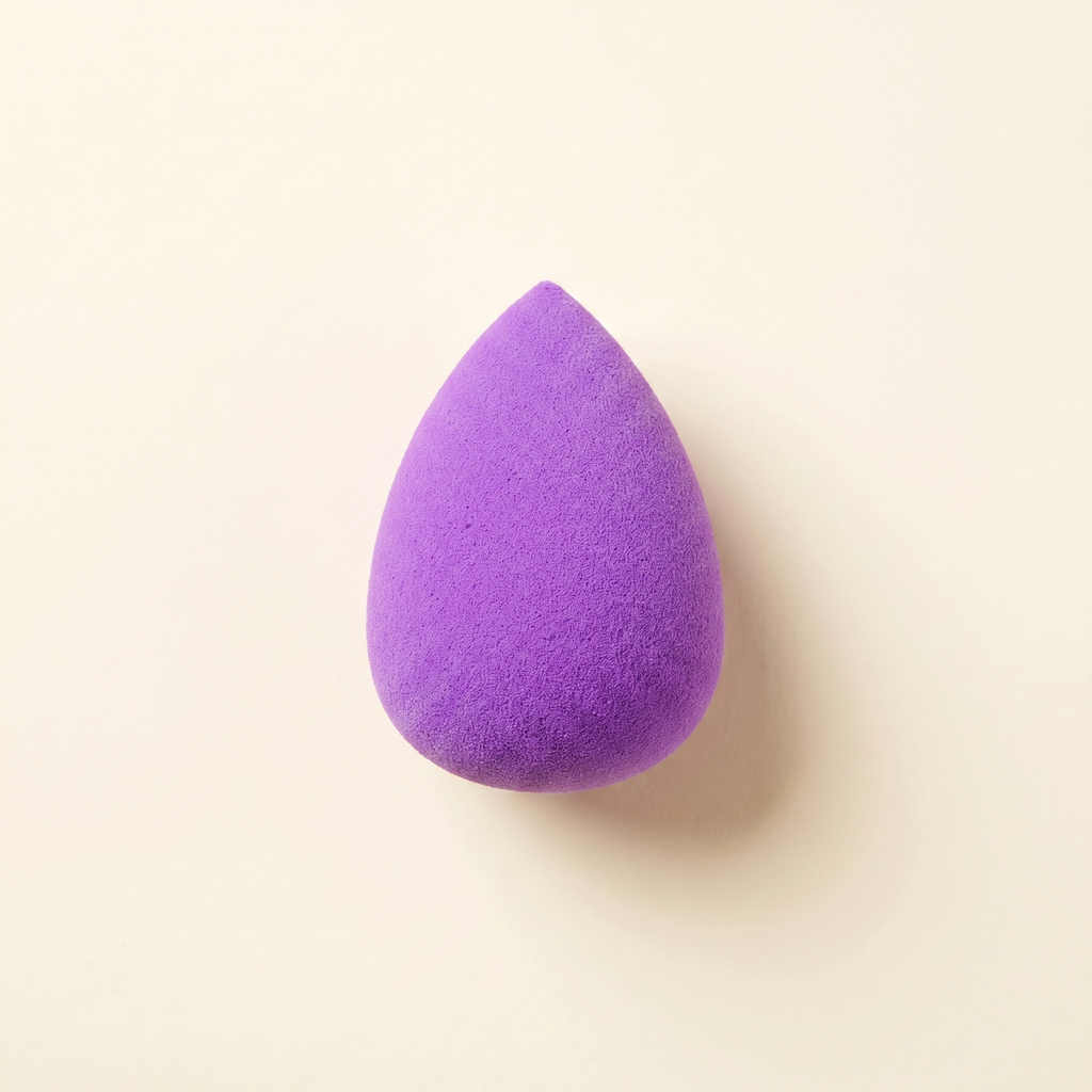 Fialový beauty blender kapkovitého tvaru