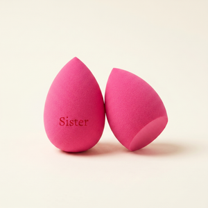 Růžový beauty blender se zkosením dole s gravírovaným nápisem Sister