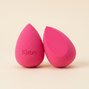 Růžový beauty blender se zkosením nahoře s gravírovaným nápisem Sister