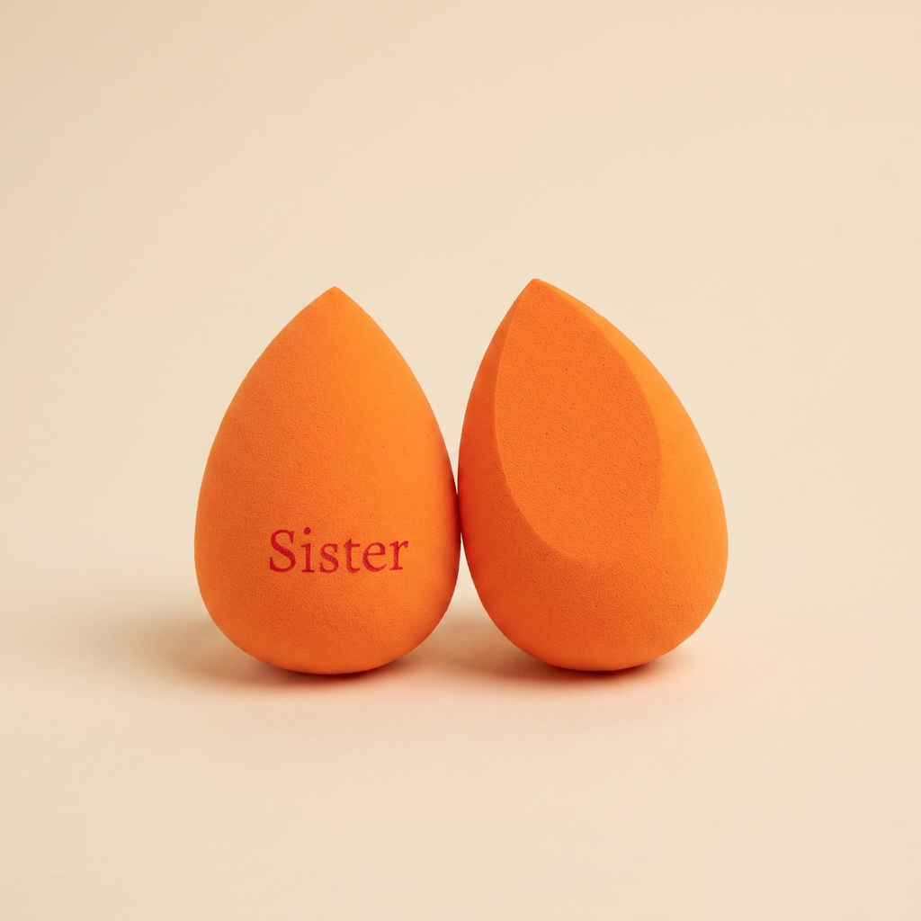 Oranžový beauty blender se zkosením nahoře s gravírovaným nápisem Sister