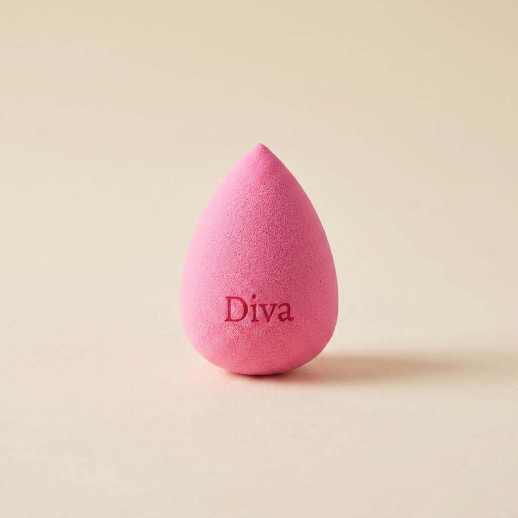 Růžový beauty blender kapkovitého tvaru s gravírovaným nápisem Diva