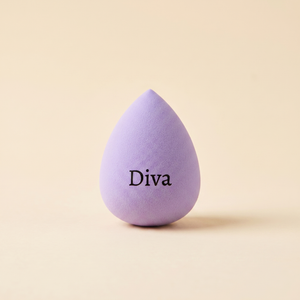 Fialový beauty blender kapkovitého tvaru s gravírovaným nápisem Diva