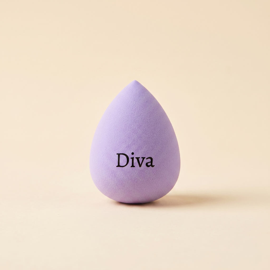 Fialový beauty blender kapkovitého tvaru s gravírovaným nápisem Diva