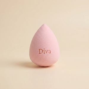 Světle růžový beauty blender kapkovitého tvaru s gravírovaným nápisem Diva