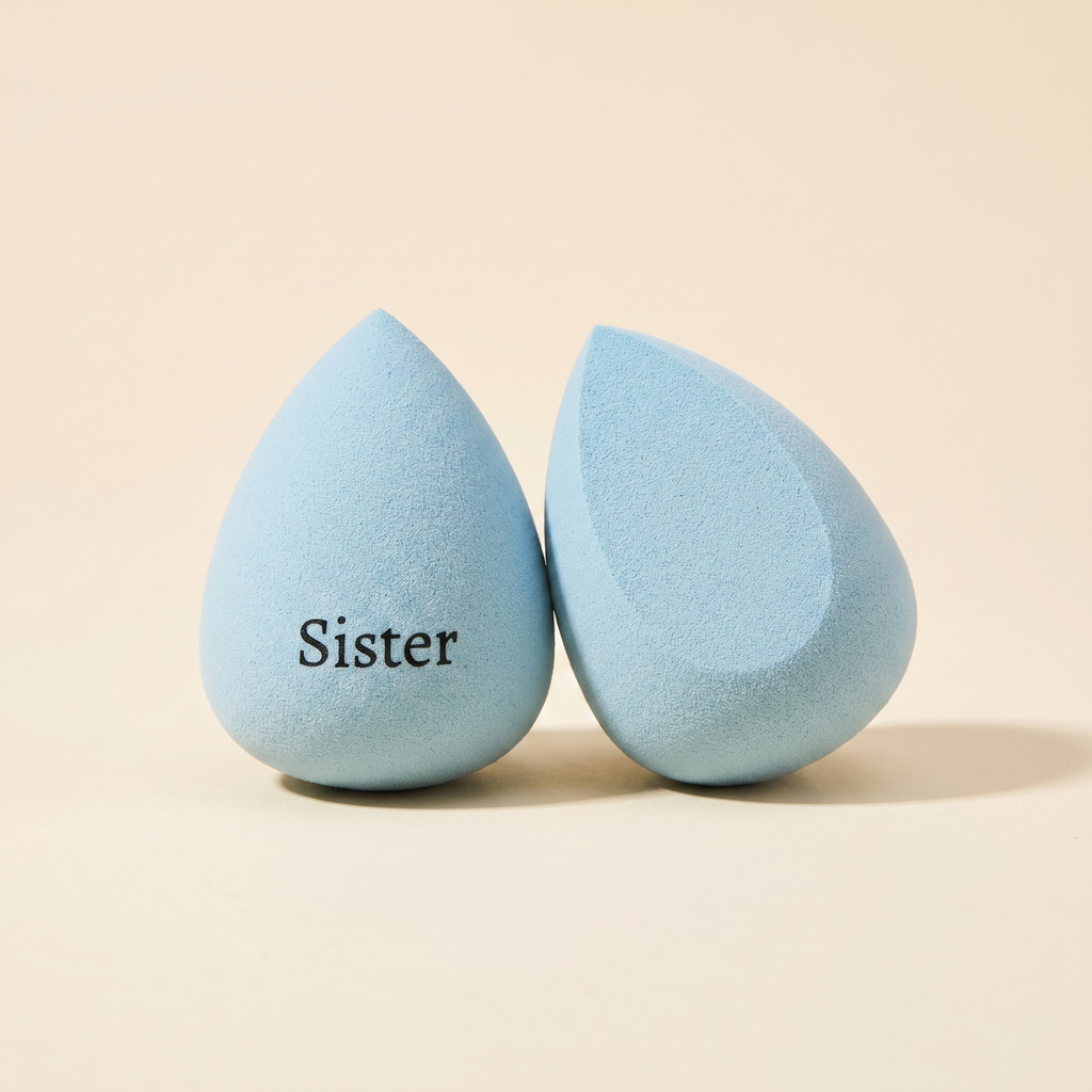 Tyrkysový beauty blender se zkosením nahoře s gravírovaným nápisem Sister