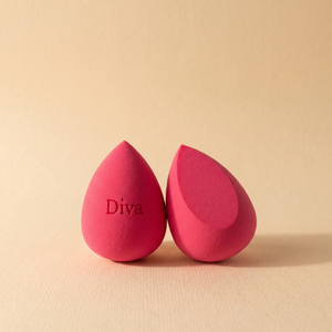 Růžový beauty blender se zkosením nahoře s gravírovaným nápisem Diva