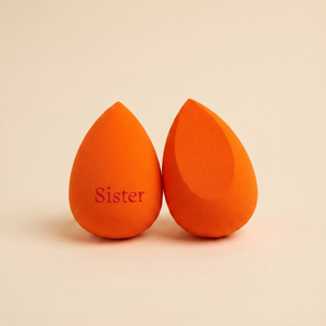 Oranžový beauty blender se zkosením nahoře s gravírovaným nápisem Sister