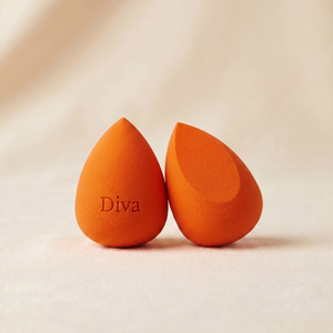 Oranžový beauty blender se zkosením nahoře s gravírovaným nápisem Diva