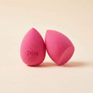 Světle růžový beauty blender se zkosením dole s gravírovaným nápisem Diva