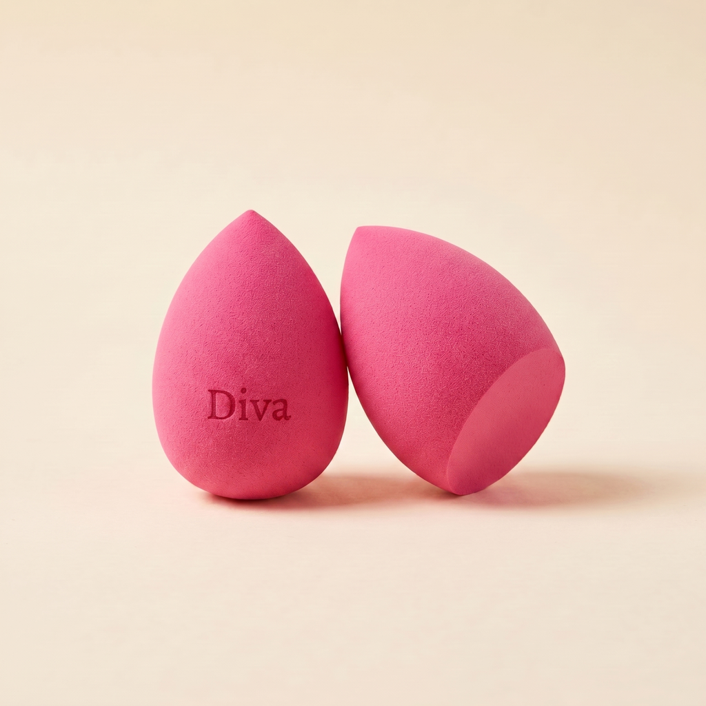 Světle růžový beauty blender se zkosením dole s gravírovaným nápisem Diva