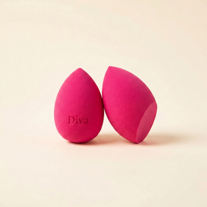 Růžový beauty blender se zkosením dole s gravírovaným nápisem Diva