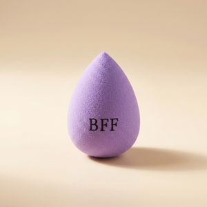 Fialový beauty blender kapkovitého tvaru s gravírovaným nápisem BFF