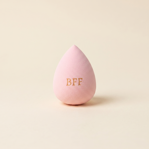 Světle růžový beauty blender kapkovitého tvaru s gravírovaným nápisem BFF