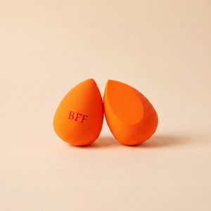 Oranžový beauty blender se zkosením nahoře s gravírovaným nápisem BFF