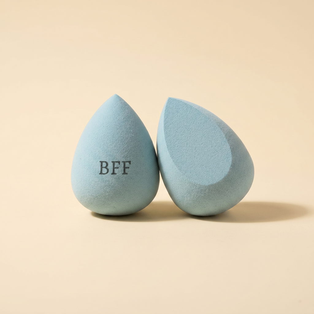 Tyrkysový beauty blender se zkosením nahoře s gravírovaným nápisem BFF