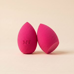 Růžový beauty blender se zkosením dole s gravírovaným nápisem BFF