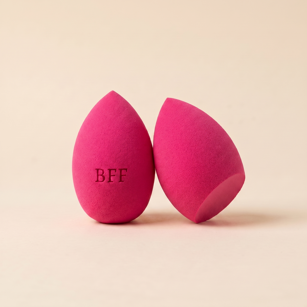 Růžový beauty blender se zkosením dole s gravírovaným nápisem BFF