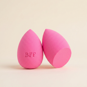 Světle růžový beauty blender se zkosením dole s gravírovaným nápisem BFF