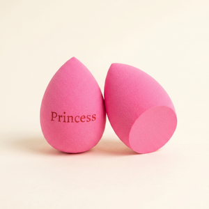 Světle růžový beauty blender se zkosením dole s gravírovaným nápisem Princess