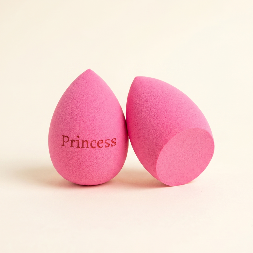Světle růžový beauty blender se zkosením dole s gravírovaným nápisem Princess