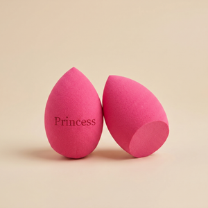 Růžový beauty blender se zkosením dole s gravírovaným nápisem Princess