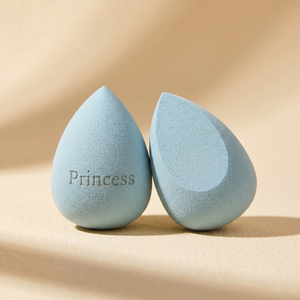 Tyrkysový beauty blender se zkosením nahoře s gravírovaným nápisem Princess