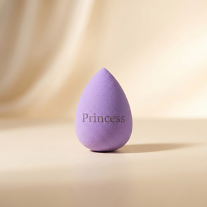 Fialový beauty blender kapkovitého tvaru s gravírovaným nápisem Princess