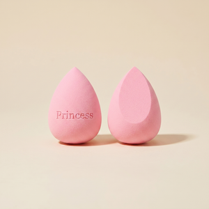 Růžový beauty blender se zkosením nahoře s gravírovaným nápisem Princess
