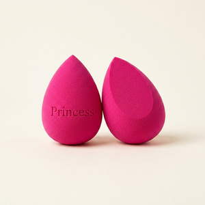 Růžový beauty blender se zkosením nahoře s gravírovaným nápisem Princess