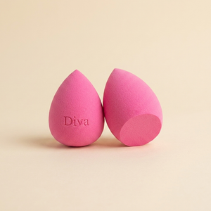Světle růžový beauty blender se zkosením dole s gravírovaným nápisem Diva