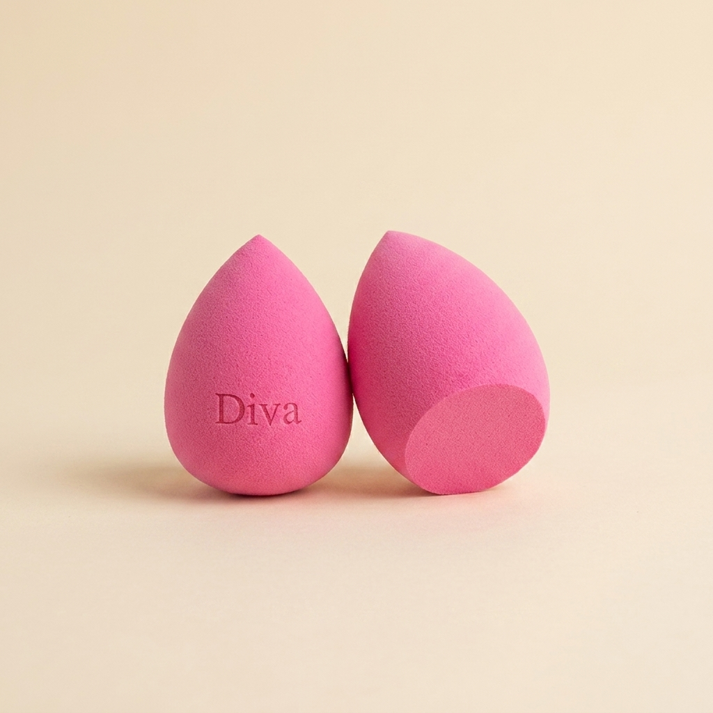 Světle růžový beauty blender se zkosením dole s gravírovaným nápisem Diva