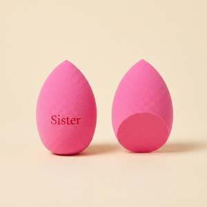 Světle růžový beauty blender se zkosením dole s gravírovaným nápisem Sister