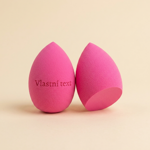 Světle růžový beauty blender s vlastním gravírováním na míru zkosený dole