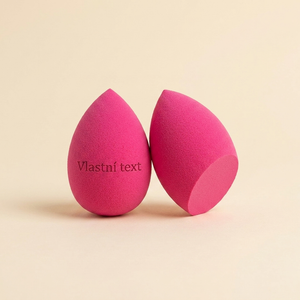 Tmavě růžový beauty blender s vlastním gravírováním na míru zkosený dole