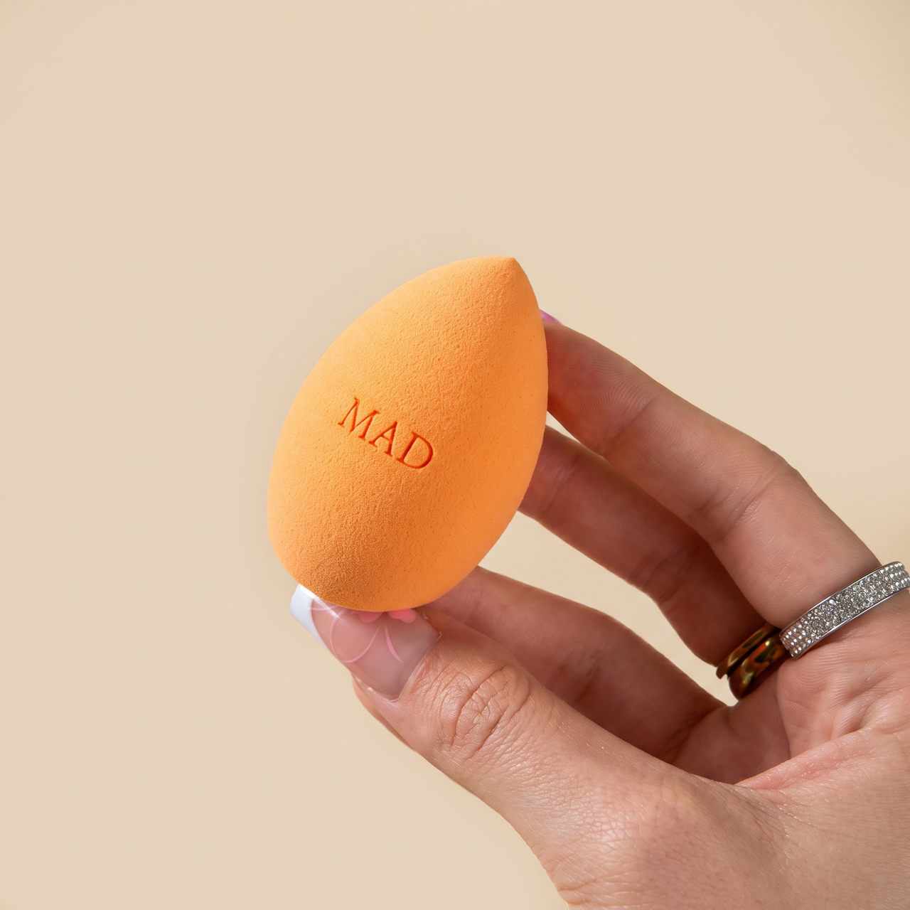 Předgravírovaný makeup blender